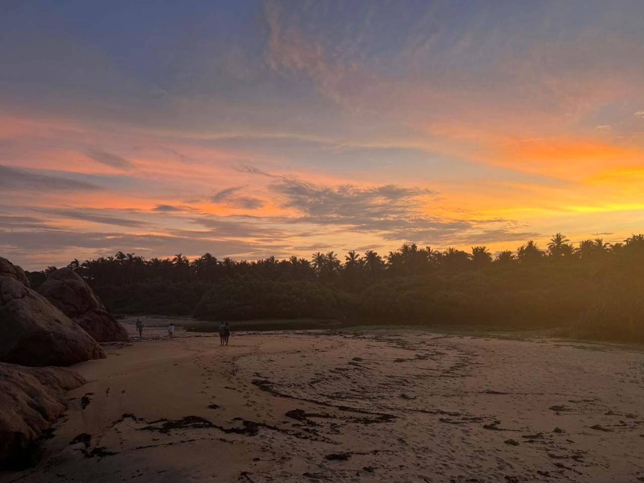 Treasure Rock Bed & Breakfast Kirinda  Ngoại thất bức ảnh