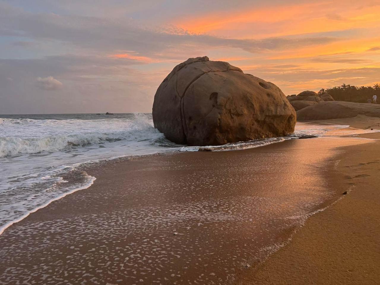 Treasure Rock Bed & Breakfast Kirinda  Ngoại thất bức ảnh