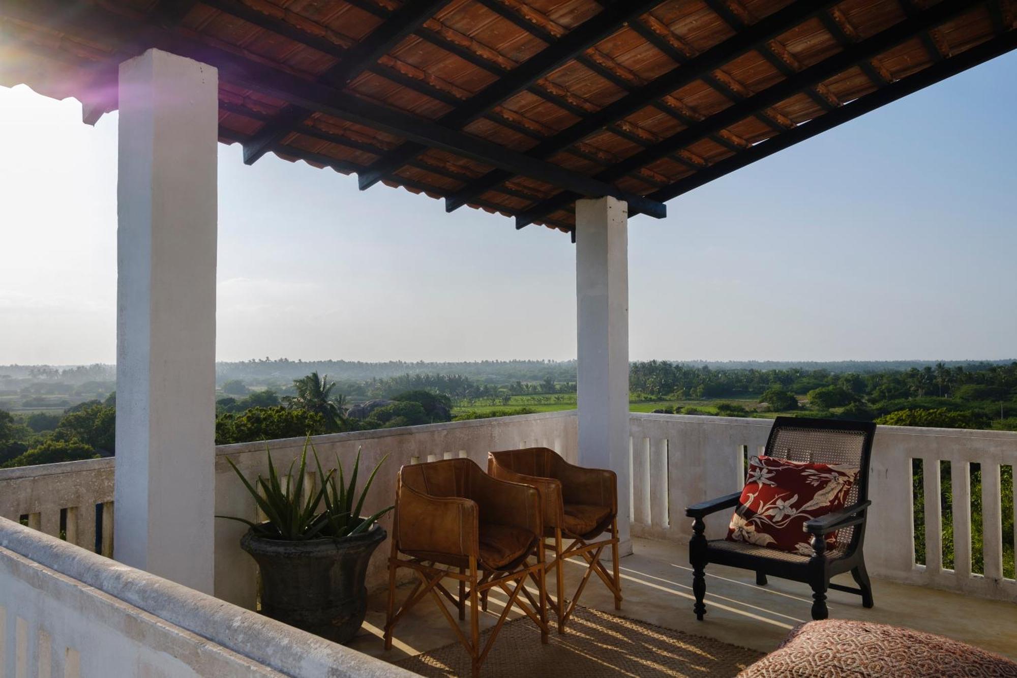 Treasure Rock Bed & Breakfast Kirinda  Ngoại thất bức ảnh