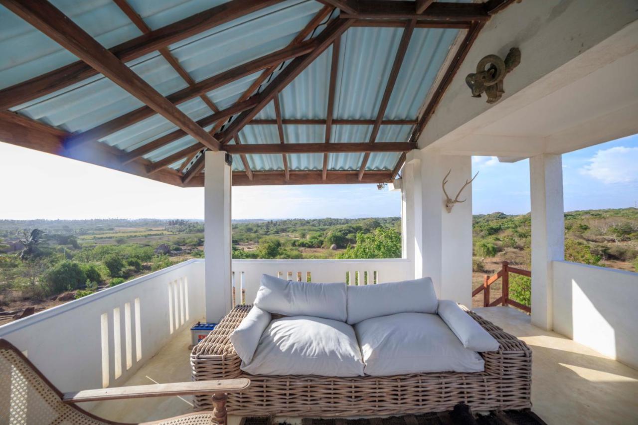 Treasure Rock Bed & Breakfast Kirinda  Ngoại thất bức ảnh